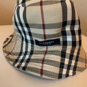 Burberry bucket hat- Reversible
